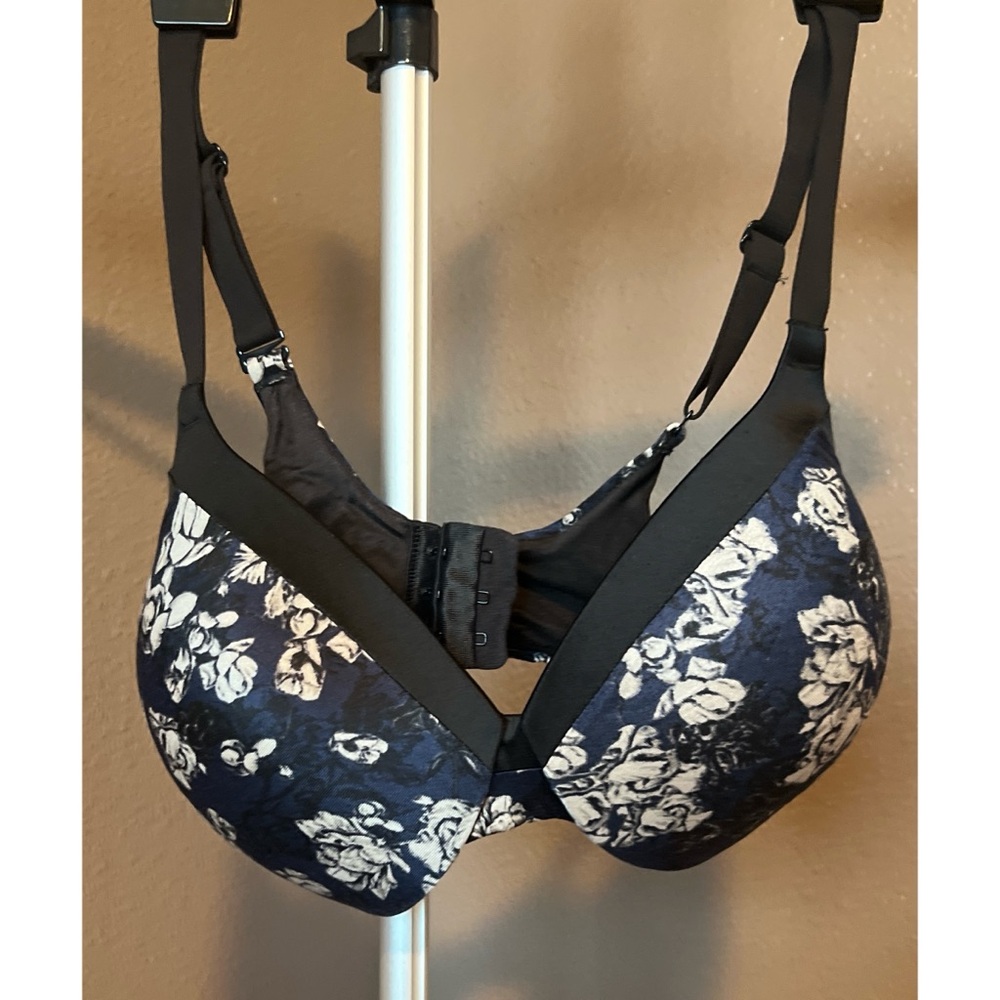 EUC- Maidenform Black, Blue, and White Full-Coverage Bra with Adjustable Straps